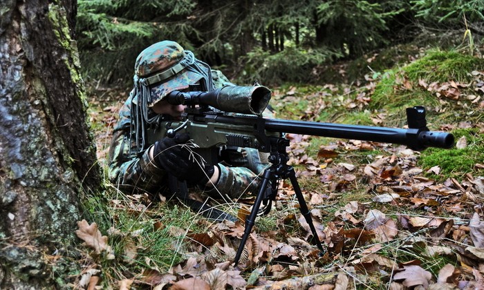 Снайпер бундесвера с винтовкой G22 — вариантом винтовки Accuracy International под патрон .300WM