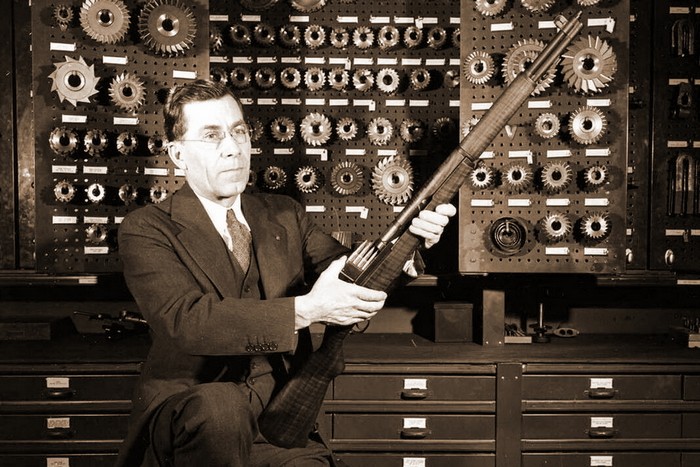 Конструктор-оружейник Джон Гаранд (1888–1974) со своим детищем в руках.