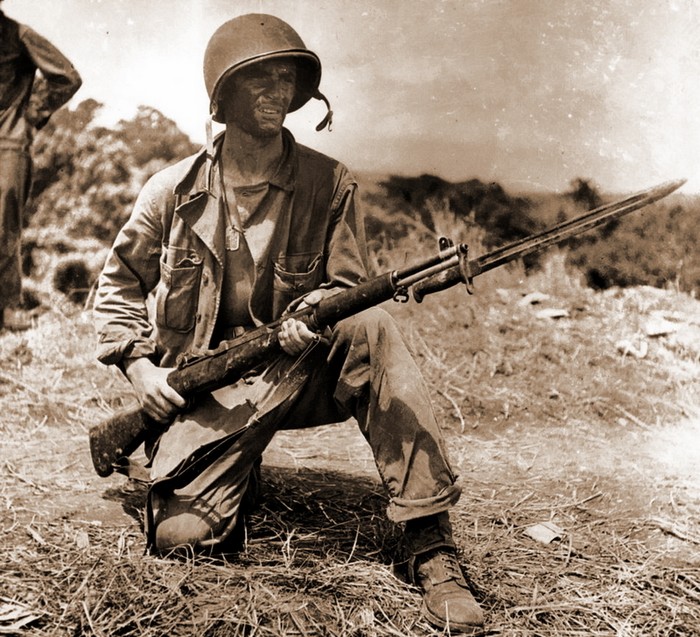 Американский пехотинец, вооруженный «гарандом» с примкнутым штыком. Гуадалканал, январь 1943 года.