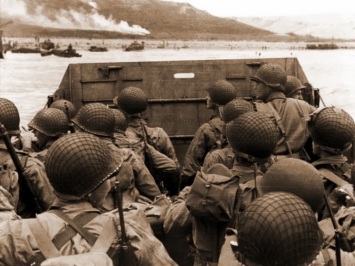 «День D» — 6 июня 1944 года, высадка в Нормандии. Американские пехотинцы, вооруженные винтовками M1 «гаранд» и M1 Carabine приближаются ко французскому берегу.