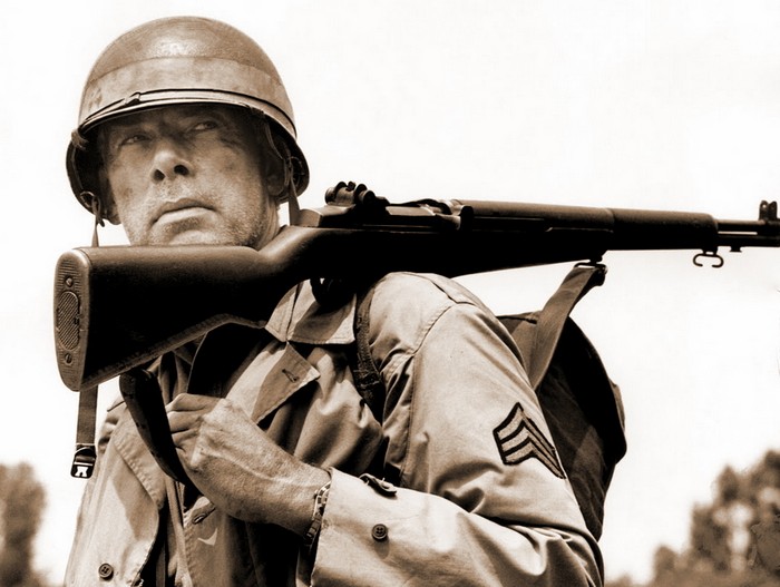 Известный американский киноактер Ли Марвин в годы войны был снайпером Корпуса морской пехоты. В 1944 году во время сражения за остров Сайпан он был тяжело ранен и комиссован. На этом фото Марвин запечатлен с «гарандом» на плече.