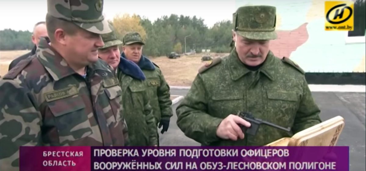 Лукашенко з пістолетом Маузер К96