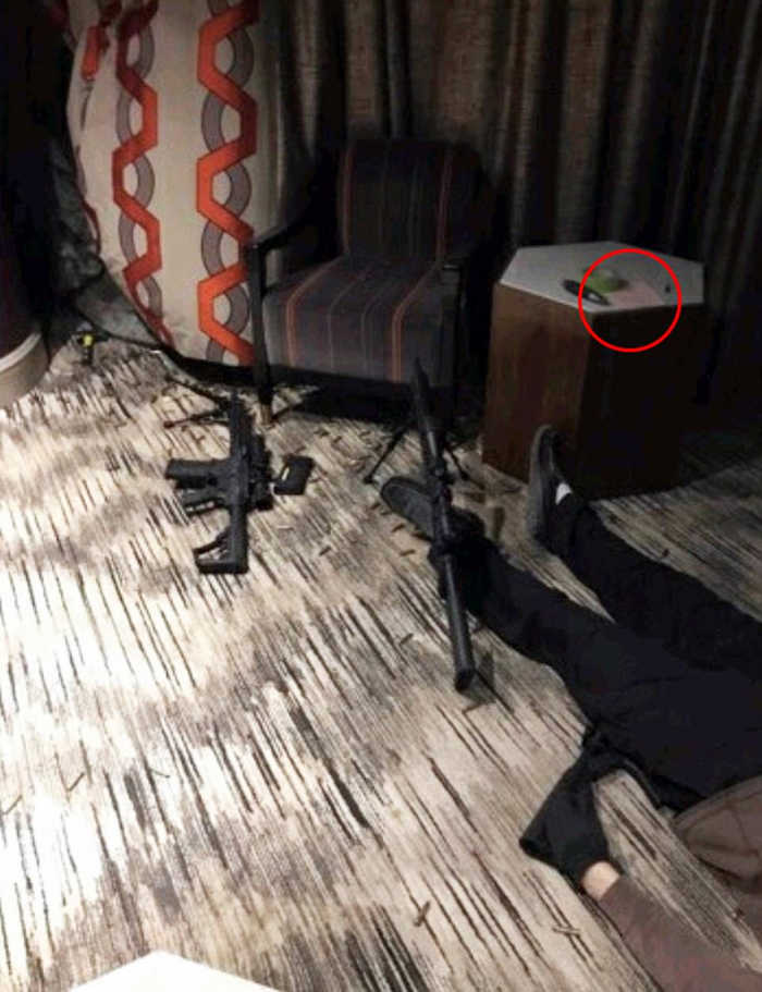 На столику біля тіла вбивці лежить клаптик паперу. Можливо, це передсмертна записка. Поруч із тілом лежать гвинтівки на сошках.