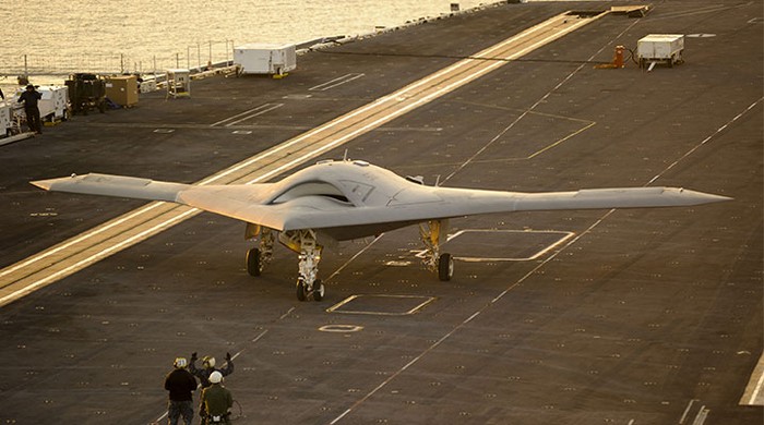 езпілотний бойовий літальний апарат X-47B (UCAS), розроблений Нортроп Груммен у співпраці з DARPA, часто називають «напівавтономним». (Надано Нортроп Груммен)