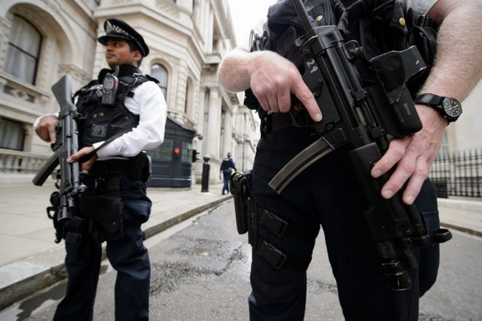 Уполномоченный вооруженный офицер с HK MP5 в Лондоне.