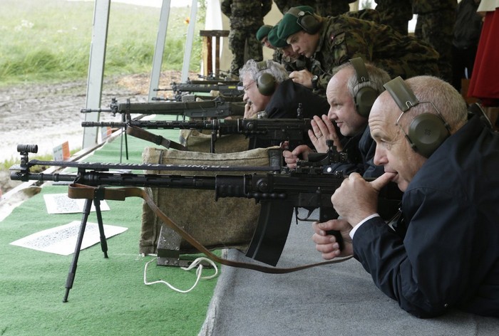 Президент Швейцарии Ули Маурер на стрельбище вместе с иностранным дипломатическим корпусом в 2013 г. Этой традиции уже несколько сотен лет.