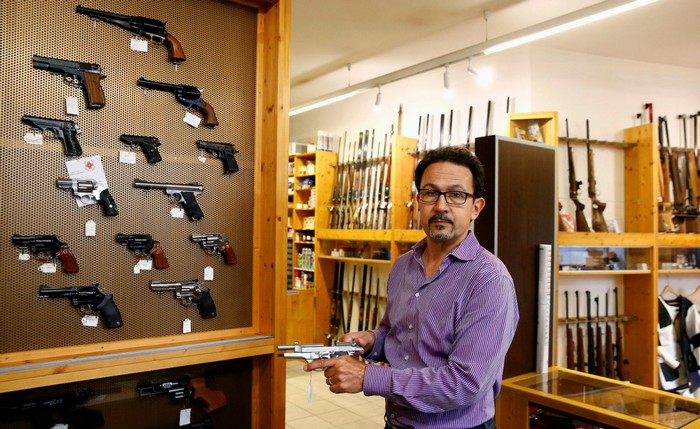 Президент Ассоциации продавцов оружия Швейцарии Дэниел Висс в оружейном магазине.