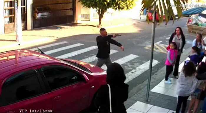 Вооруженная мать защищается от преступника с револьвером. Видео