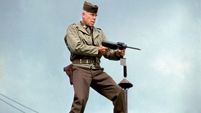 Пистолет-пулемет M3 в руках майора Джона Рэйсмана из фильма «Грязная дюжина» не подходит под новые требования Армии США.
