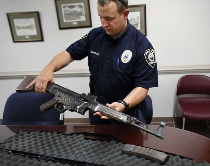 Офіцер Шейн Грімстед тримає німецьку гвинтівку часів Другої світової війни, яка пролежала на складі поліції майже 10 років.