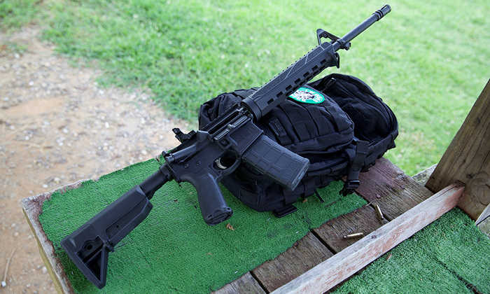 Гвинтівка AR-15 довша, проте більш точна і стабільна.