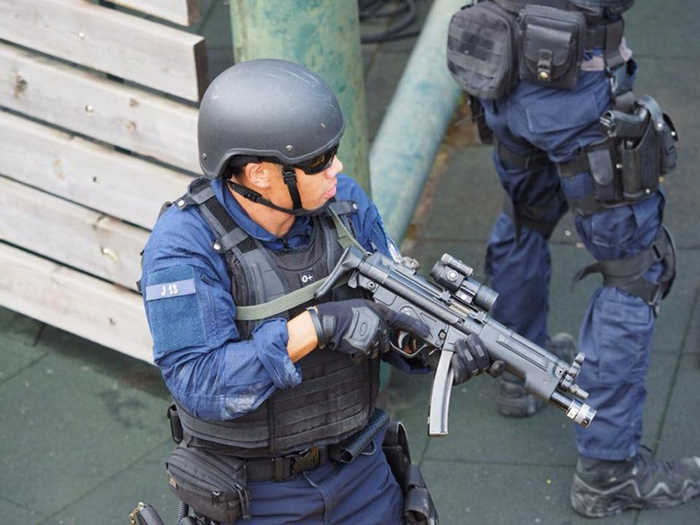 Німецький поліцейський з пістолетом-кулеметом MP5