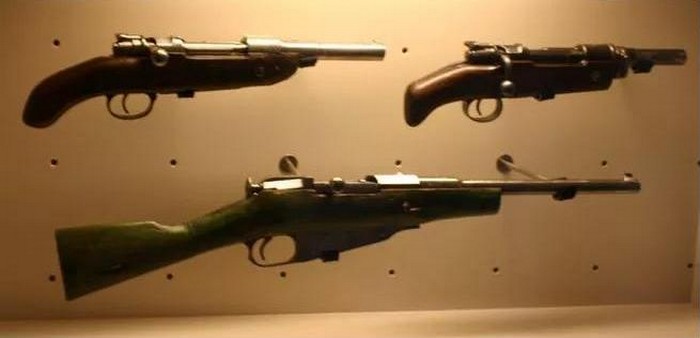 В Бельгийском военном музее рядом с обрезом винтовки Мосина представлены два обреза винтовок Mauser.