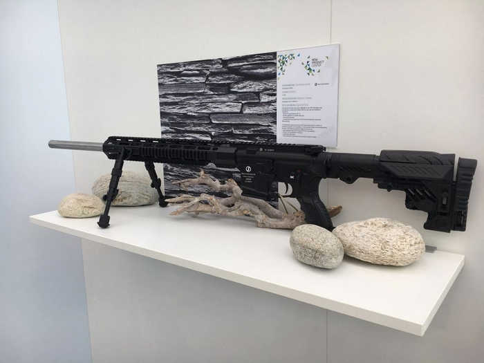 Гвинтівка оснащена повністю регульованим прикладом ізраїльської фірми CAA.