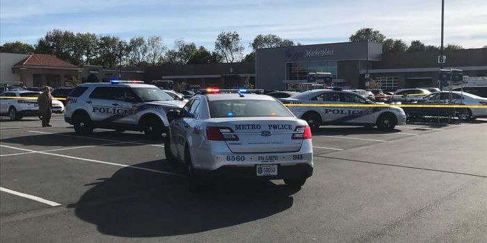 За словами поліції, озброєний очевидець вступив у перестрілку з вбивцею на виході з супермаркету.