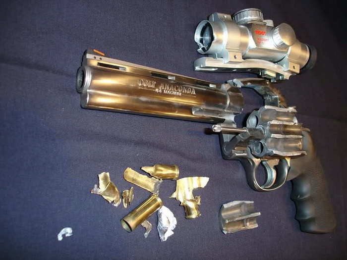 Colt Anaconda під набій .44 Magnum пав жертвою неякісного спорядження набоїв. Подвійна порція пороху?