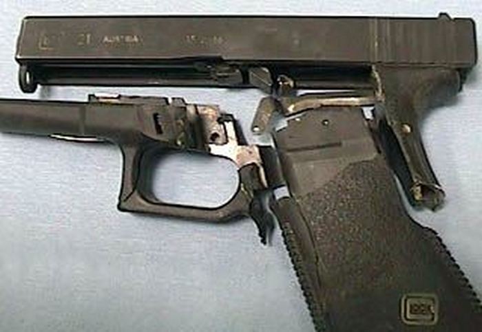 Glock 21 під набій .45 ACP – ще одна жертва неякісного спорядження набоїв. При самостійному спорядженні потрібно тримати в умі довжину гільзи та слідкувати за вагою порохового заряду. І не стріляйте спорядженими кимось іншим набоями. Ціна їхньої помилки – ваше здоров'я та ваша зброя.