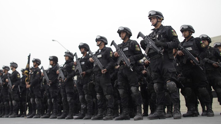 Мексиканські поліцейські з карабінами FX-05 місцевого виробництва.