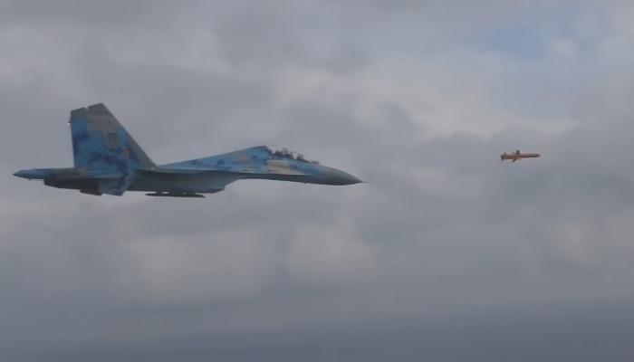 Винищувачі супроводжують нову українську крилату ракету 