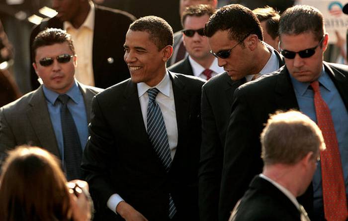 Темные очки охранников американского президента выполняют отнюдь не имиджевые  функции, как ошибочно может показаться многим. 