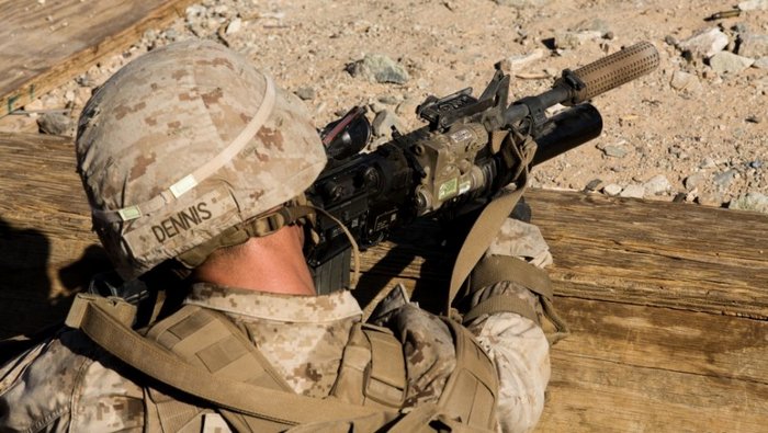 Морський піхотинець з гвинтівкою М4, оснащеною глушником