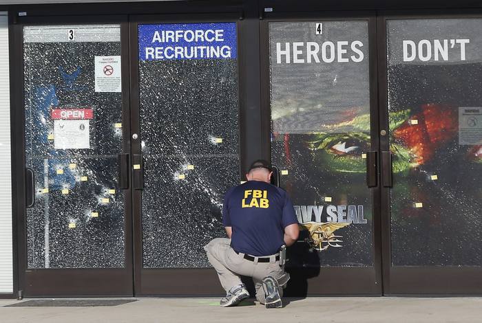  На місці стрілянини біля центру призову в м. Чаттануга, Теннессі. Зверніть увагу на знак «вільної від зброї зони».