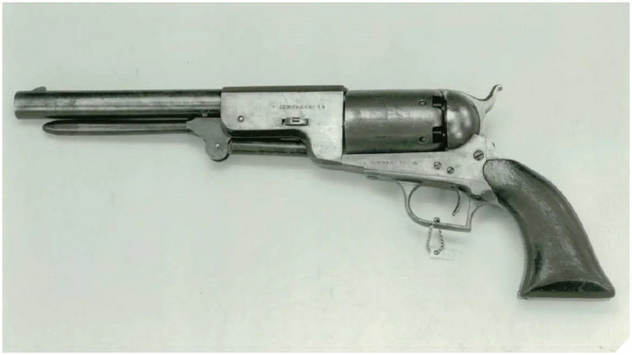 Colt Walker 1847 має 9-дюймовий ствол при загальній довжині майже 40 см.