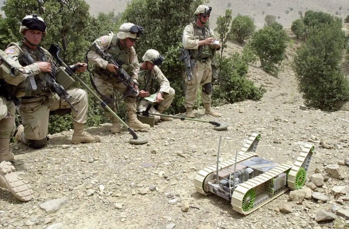 Солдати США поряд із роботом для виявлення наземних мін в Афганістані.