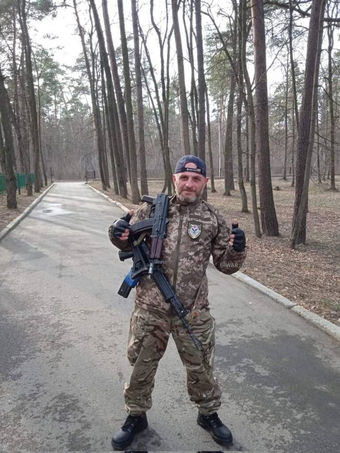 Грузинський боєць ЗС України з автоматами АКС-74У та американським FN FNC