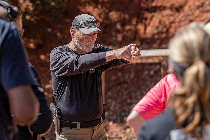 Дейв Сполдінг – професійний інструктор з 36-річним досвідом служби, який у навчанні зосереджується на бойовому застосуванні пістолета.