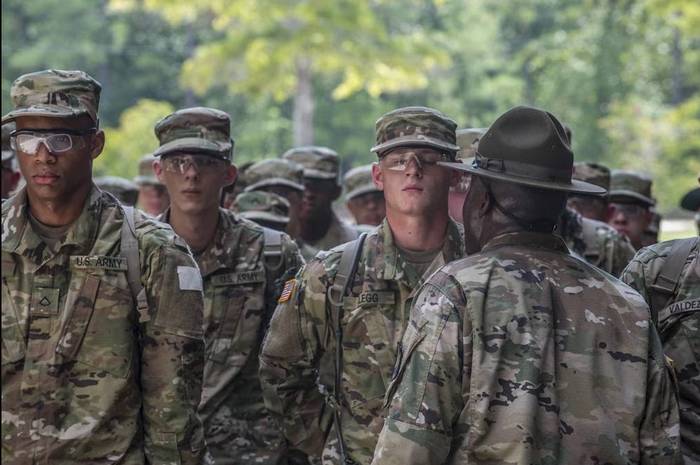 Рекрути Армії США під час прогодження базового курсу підготовки. Фото: Армія США 
