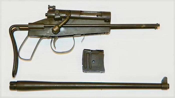 Гвинтівка М4 зі знятим стволом, прибраним прикладом і відстебнутим магазином.