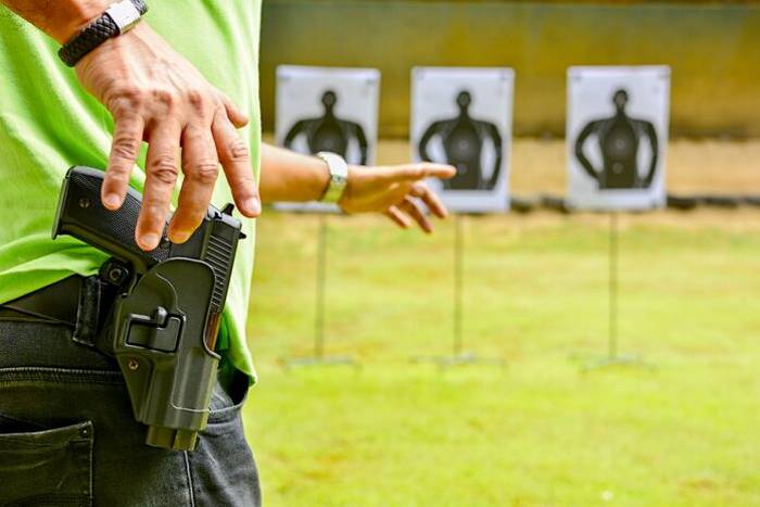 Тренування – це не лише заняття зі зброєю на стрільбищі. Практика дій під час самооборони також важлива.