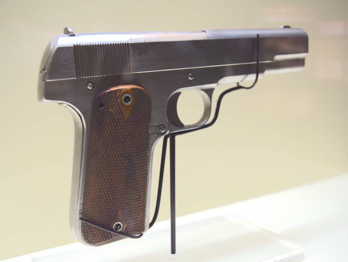 Прототип пістолета 1911 з прихованим курком.