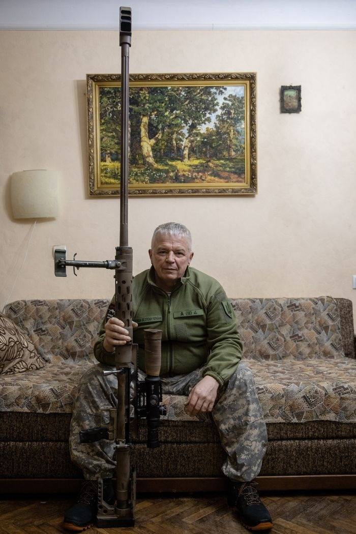 В’ячеслав Ковальський та його гвинтівка “Володар обрію”. Фото: The Wall Street Journal.