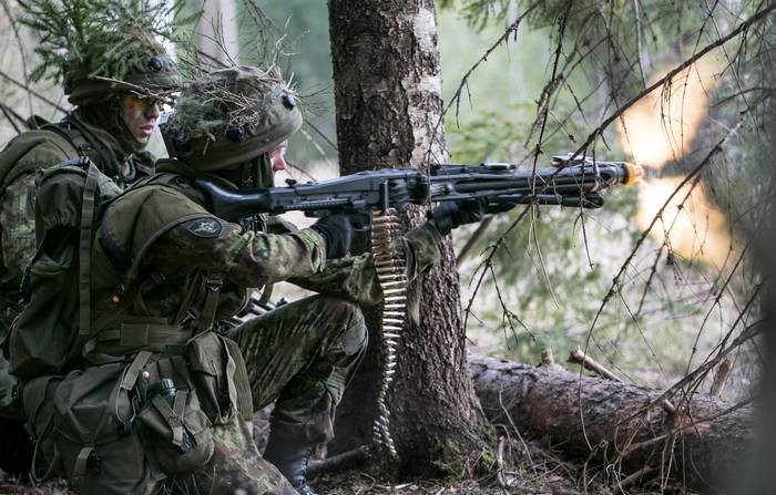 Солдат збройних сил Естонії веде вогонь з кулемету MG3.