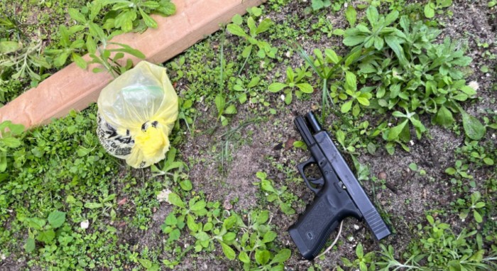 Пістолет і марихуана, знайдені в домі, де живе один з хлопців.