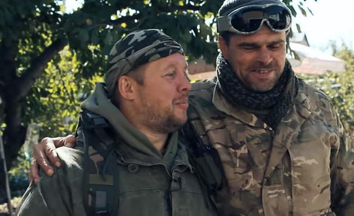 Леонід Чемоданов із побратимом під час захисту Донецького аеропорту, кадр із фільму “Добровольці Божої чоти”.