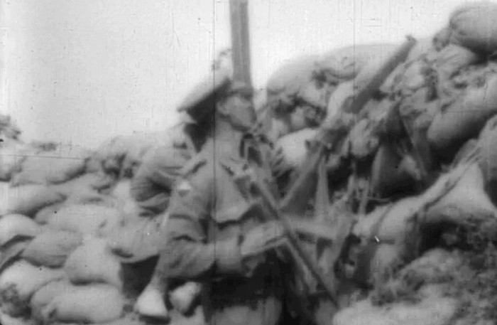 Стоп-кадр з фільму «Герої Галліполі», на якому солдат тримає перископну гвинтівку.