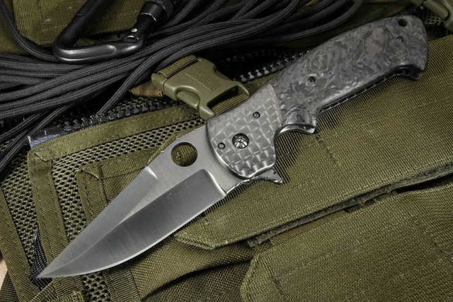 Нож Midnight Kasper из редкого «мраморного» углепластика