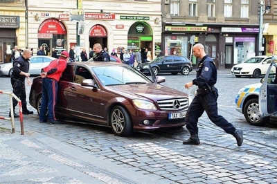 В Праге за неоправданную демонстрацию оружия арестовали двух россиян