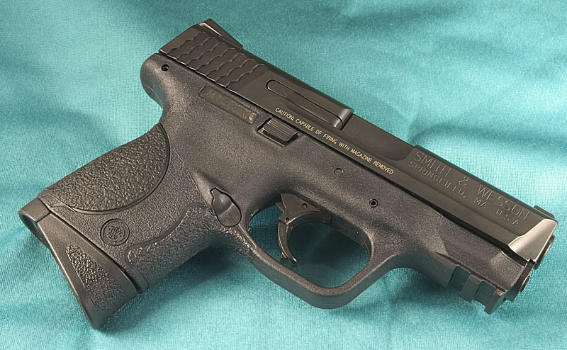 Пистолет Smith&Wesson M&P9C с презабавной надписью на корпусе: « Осторожно: может стрелять с извлеченным магазином».  