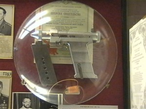 Лазерный пистолет с пиротехнической лампой-вспышкой в музее