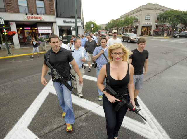 В Мичигане несколько десятков человек прошлись по улицам с огнестрельным оружием