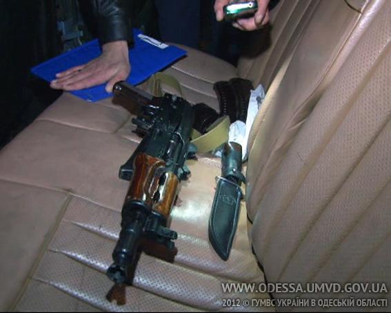 У задержанных изъяли автомат АКСУ «Вулкан-ТК» с тремя снаряженными магазинами и охотничий нож