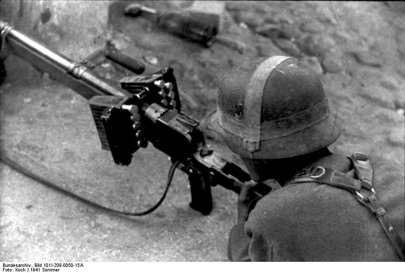 Немецкий бронебойщик за работой 1941г. 