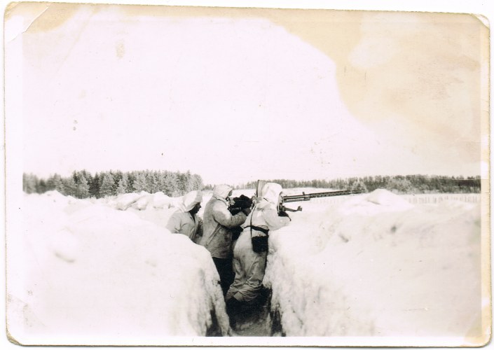 Финские солдаты готовятся вести огонь с ПТР Л-39 из окопа