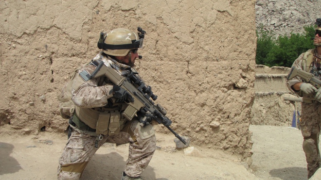 Американский спецназовец в Афганистане со штурмовой винтовкой SCAR-H