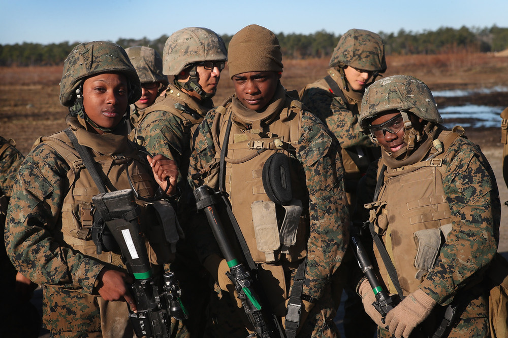 Мужчины и женщины ждут начала учебной стрельбы на полигоне в рамках курса морской боевой подготовки (MCT), 20 февраля 2013 года. Курс проходит на Базе морской пехоты Кэмп-Лэджен в Джэксонвилле, Северная Каролина.