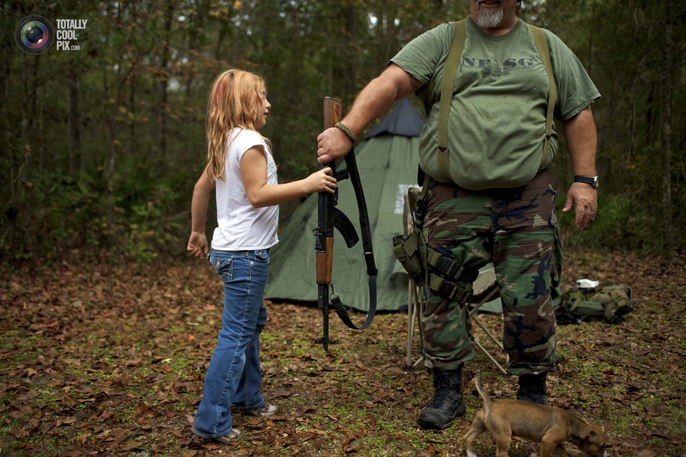 9-річна Бріанна віддає АК-47 наставнику